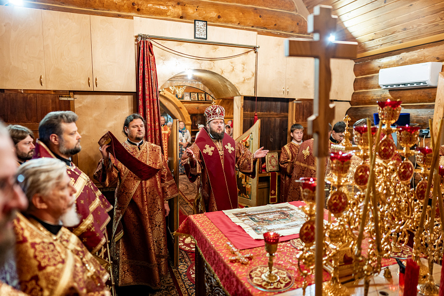 Божественная литургия в храме царственных страстотерпцев деревни Плещеево г.о. Подольск